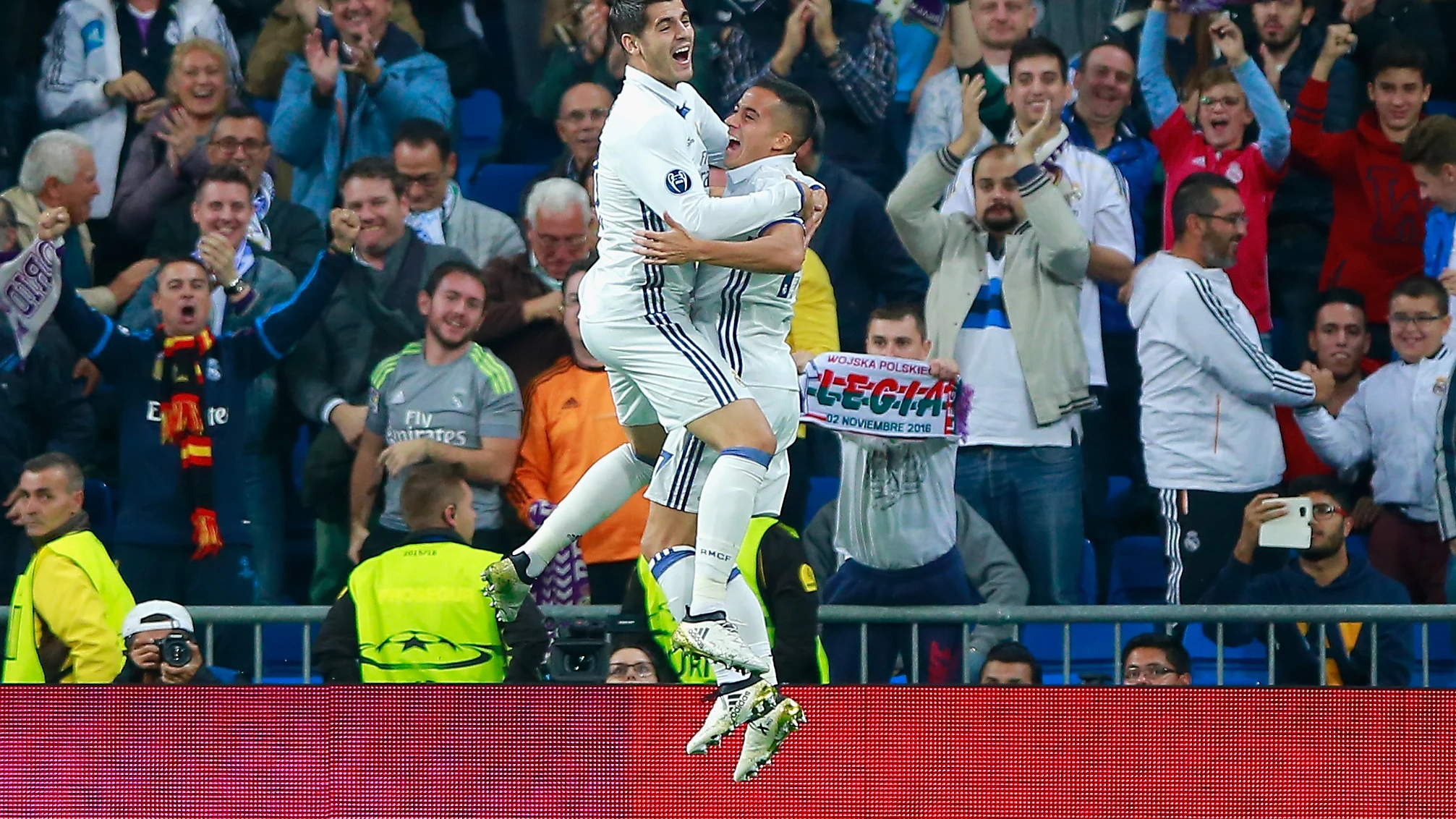 Álvaro Morata y Lúcas Vázquez abrazándose tras el gol del gallego 