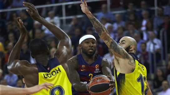 Rice intenta entrar a canasta ante la defensa del Fenerbahce Rice intenta entrar a canasta ante la defensa del Fenerbahce