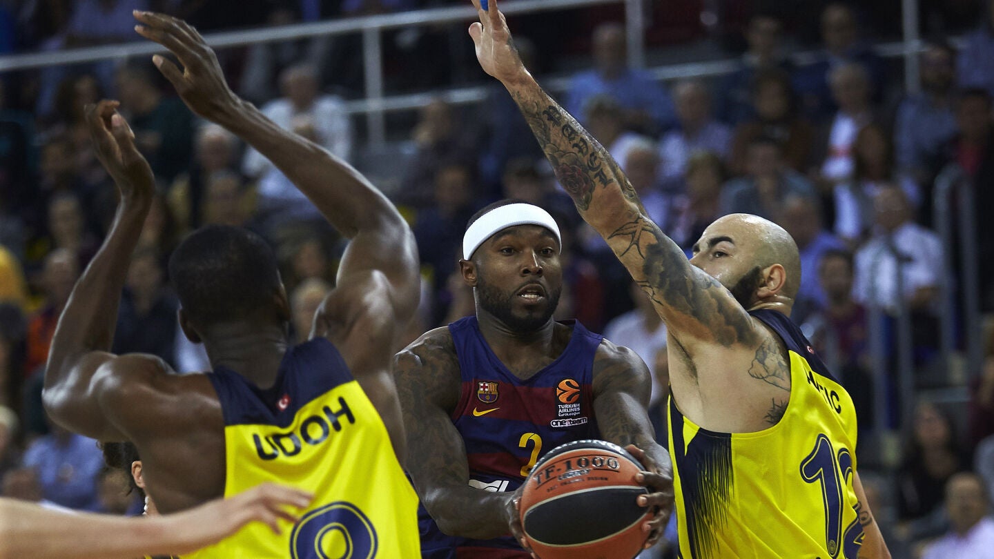 Rice intenta entrar a canasta ante la defensa del Fenerbahce