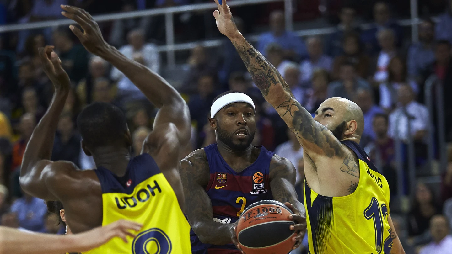 Rice intenta entrar a canasta ante la defensa del Fenerbahce Rice intenta entrar a canasta ante la defensa del Fenerbahce