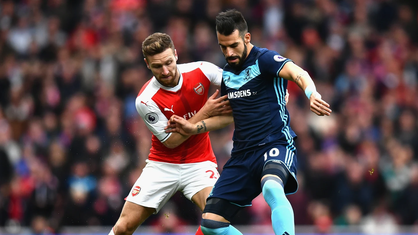 Negredo y Mustafi, en una disputa por el balón durante el Arsenal-Middlesbrough Negredo y Mustafi, en una disputa por el balón durante el Arsenal-Middlesbrough