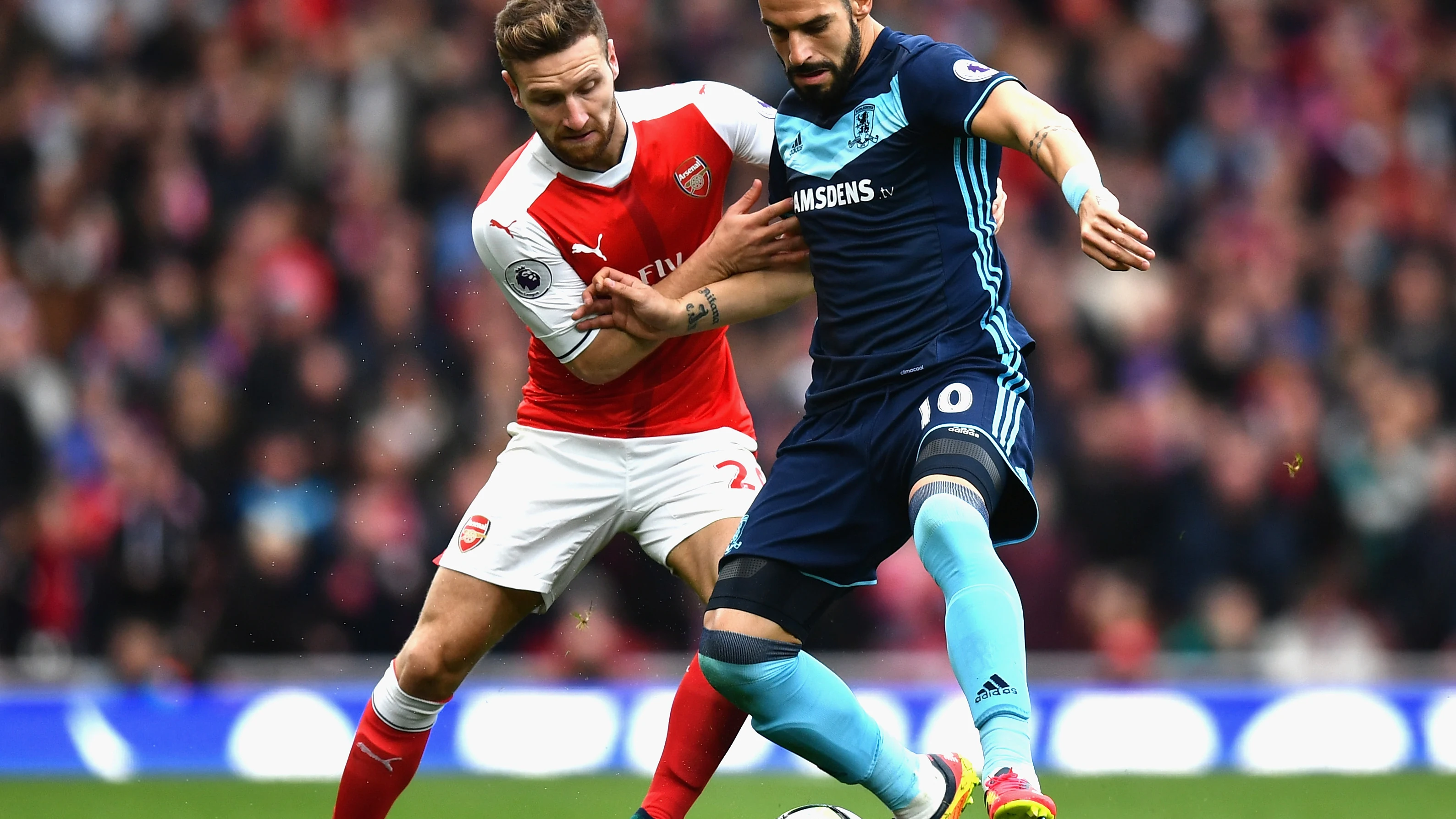 Negredo y Mustafi, en una disputa por el balón durante el Arsenal-Middlesbrough