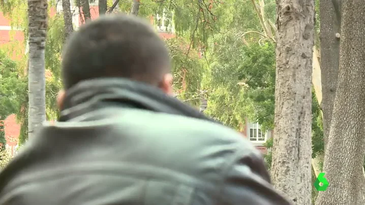 Frame 3.747456 de: El testimonio de un inmigrante que estuvo 60 días en el CIE de Aluche: "Eso es peor que una cárcel"