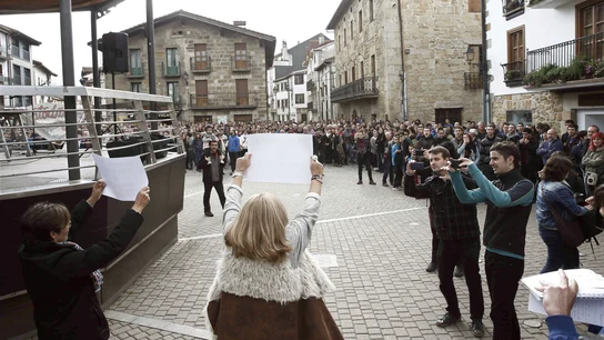 Víctimas del terrorismo plantan cara a los radicales en Alsasua Víctimas del terrorismo plantan cara a los radicales en Alsasua