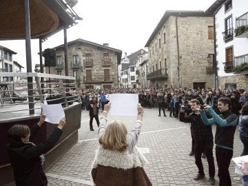 Víctimas del terrorismo plantan cara a los radicales en Alsasua Víctimas del terrorismo plantan cara a los radicales en Alsasua