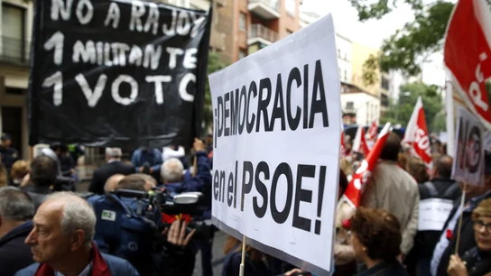 Varios centenares de personas se han concentrado frente la sede del PSOE en la calle de Ferraz para pedir que no se pronuncien a favor de una abstención Varios centenares de personas se han concentrado frente la sede del PSOE en la calle de Ferraz para pedir que no se pronuncien a favor de una abstención