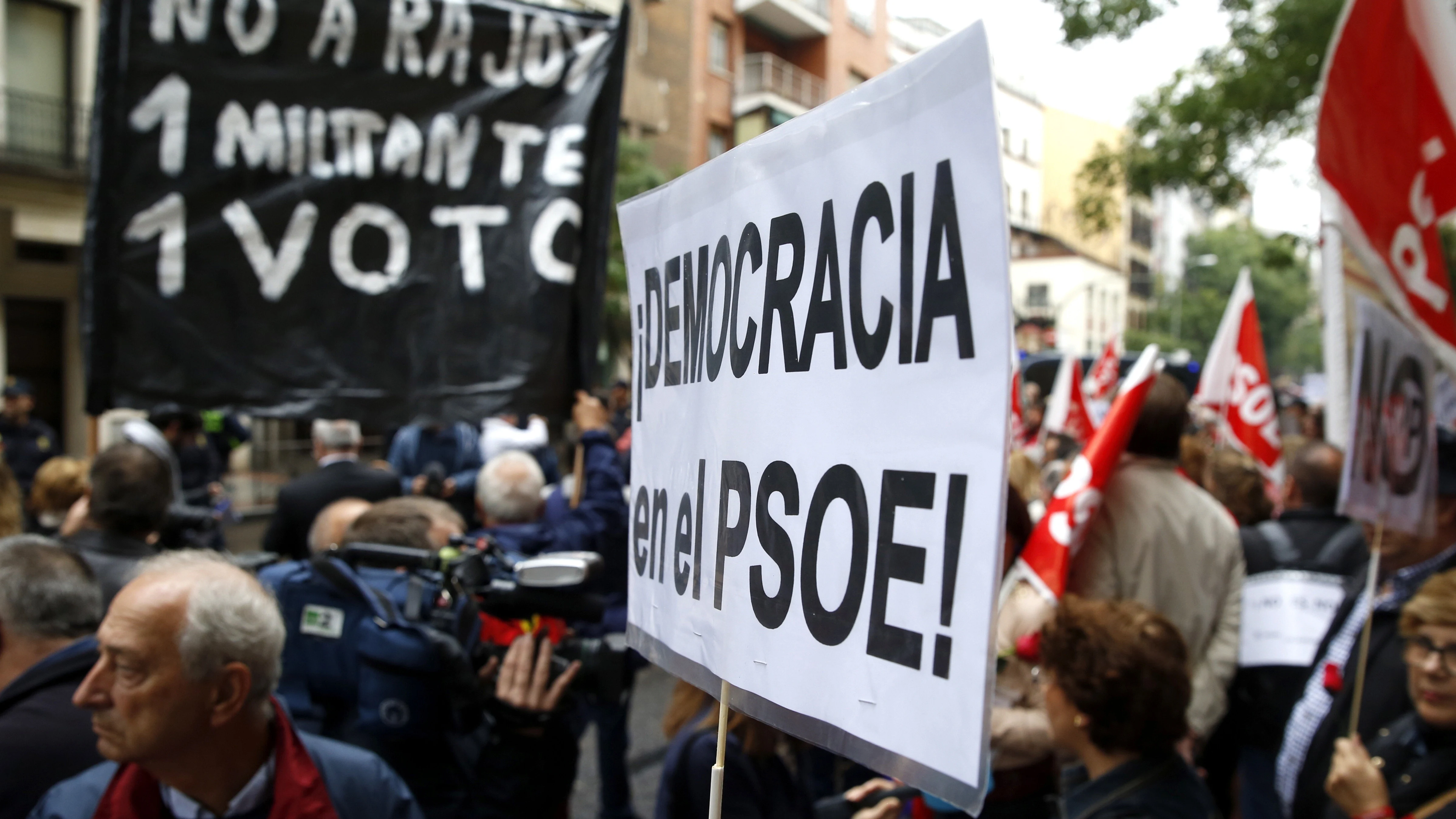 Varios centenares de personas se han concentrado frente la sede del PSOE en la calle de Ferraz para pedir que no se pronuncien a favor de una abstención 