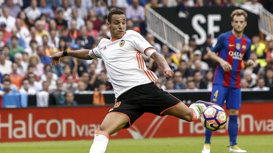 Rodrigo, a punto de marcar el segundo gol del Valencia ante el Barcelona Rodrigo, a punto de marcar el segundo gol del Valencia ante el Barcelona