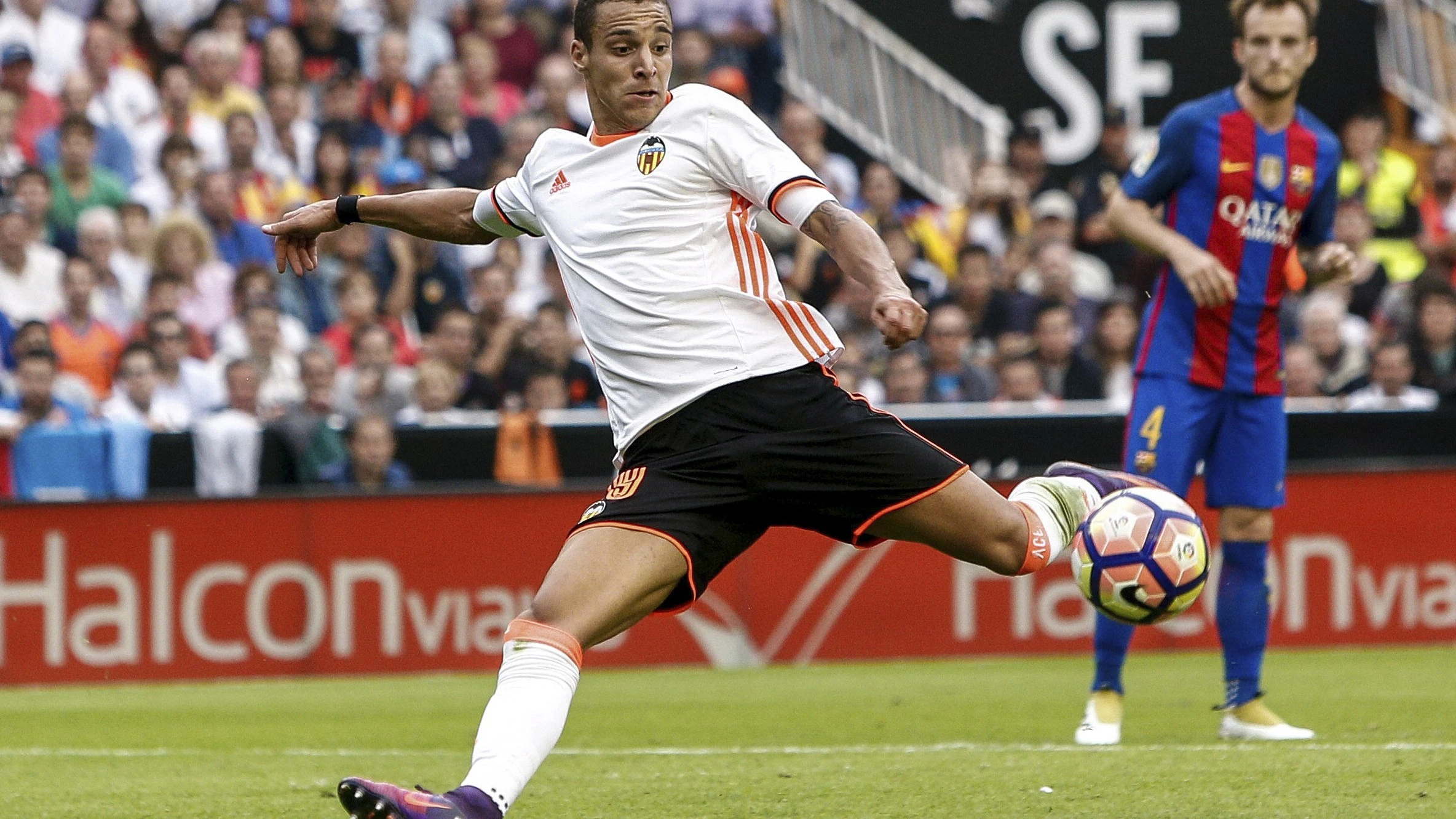 Rodrigo, a punto de marcar el segundo gol del Valencia ante el Barcelona