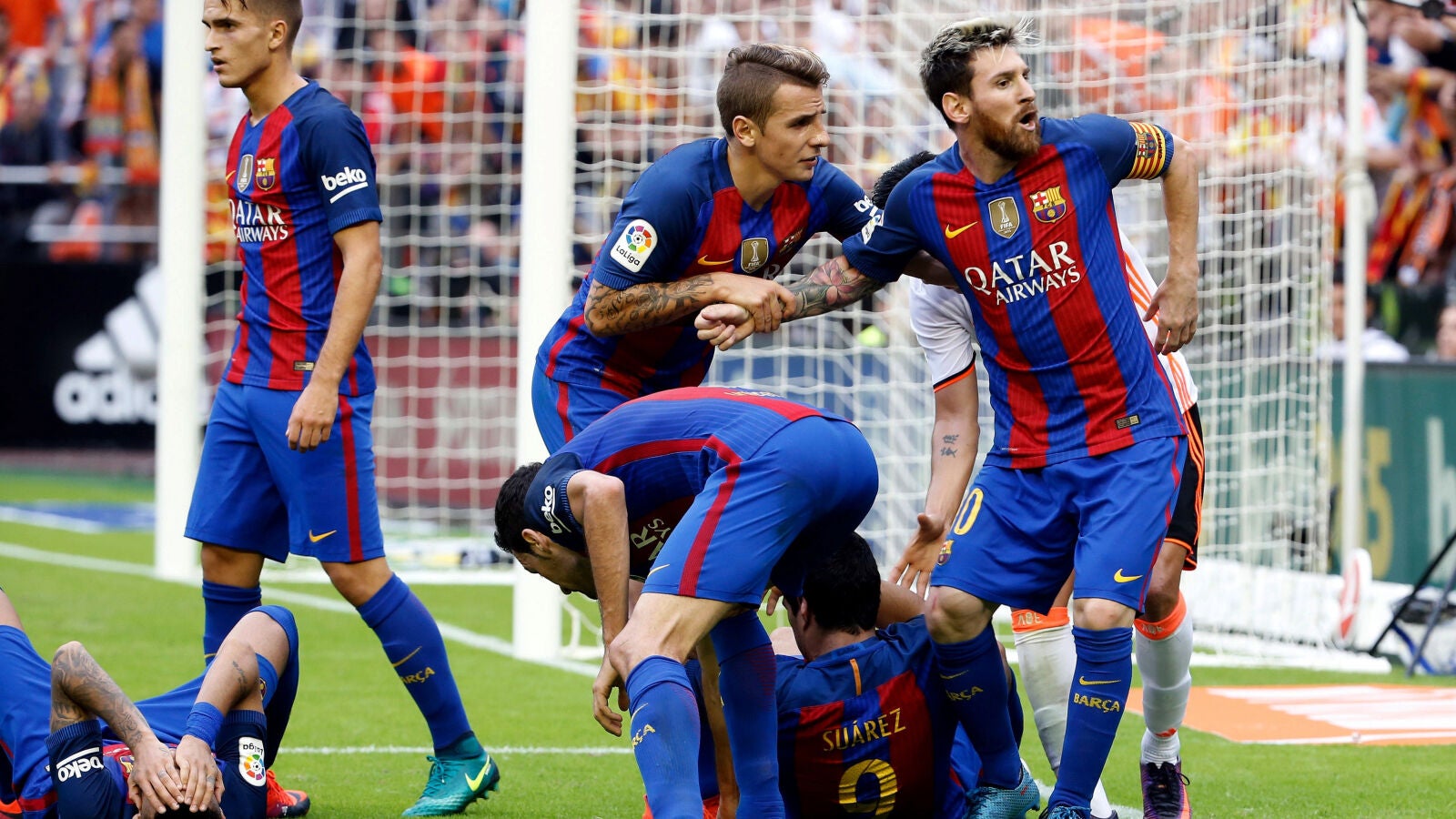 Messi se encara a la grada tras el botellazo a Neymar y Luis Su&aacute;rez