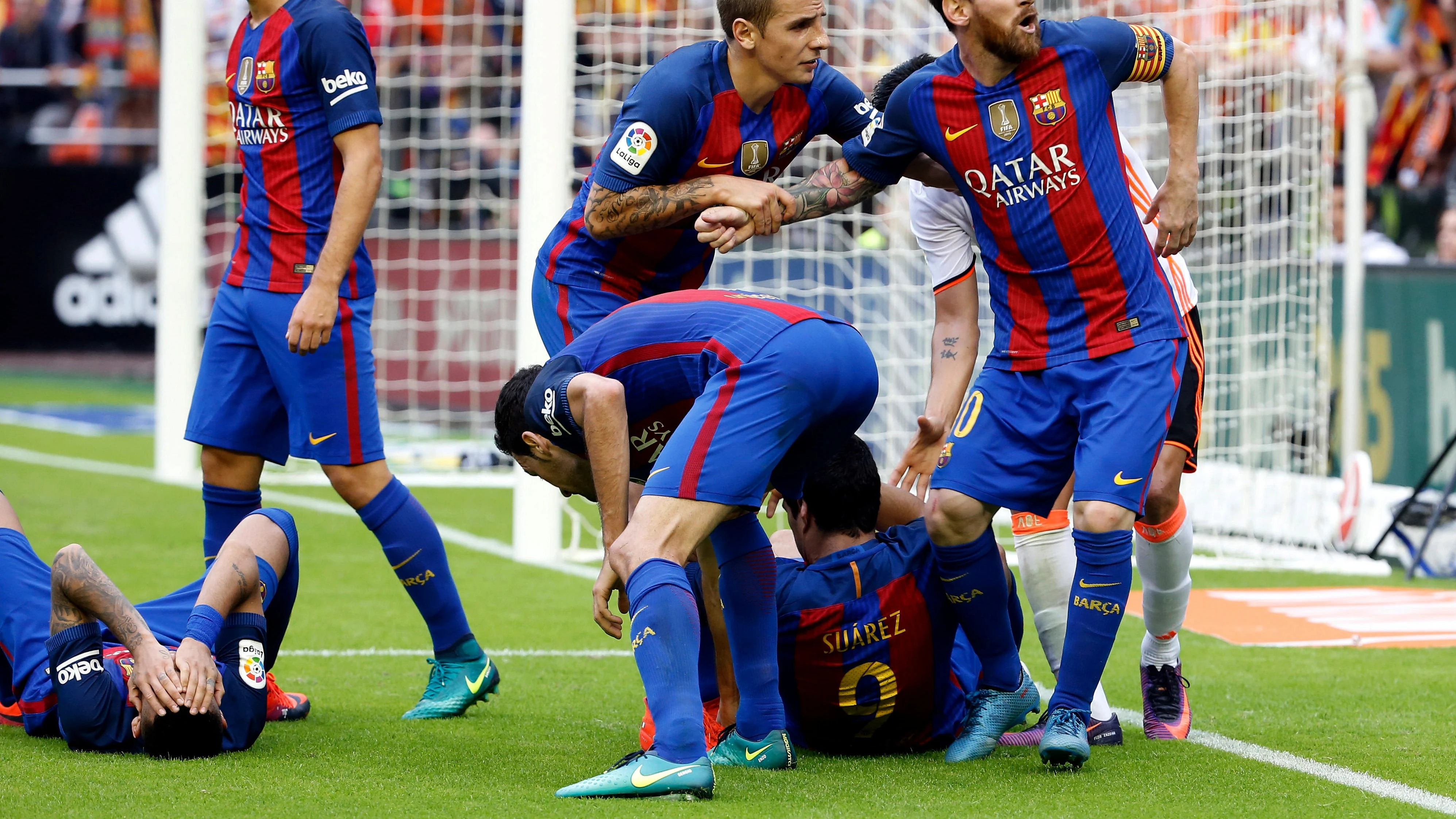 Messi se encara a la grada tras el botellazo a Neymar y Luis Suárez