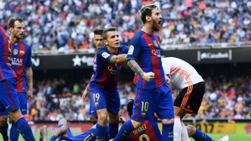 Messi se encara con la grada de Mestalla tras el lanzamiento de una botella de agua