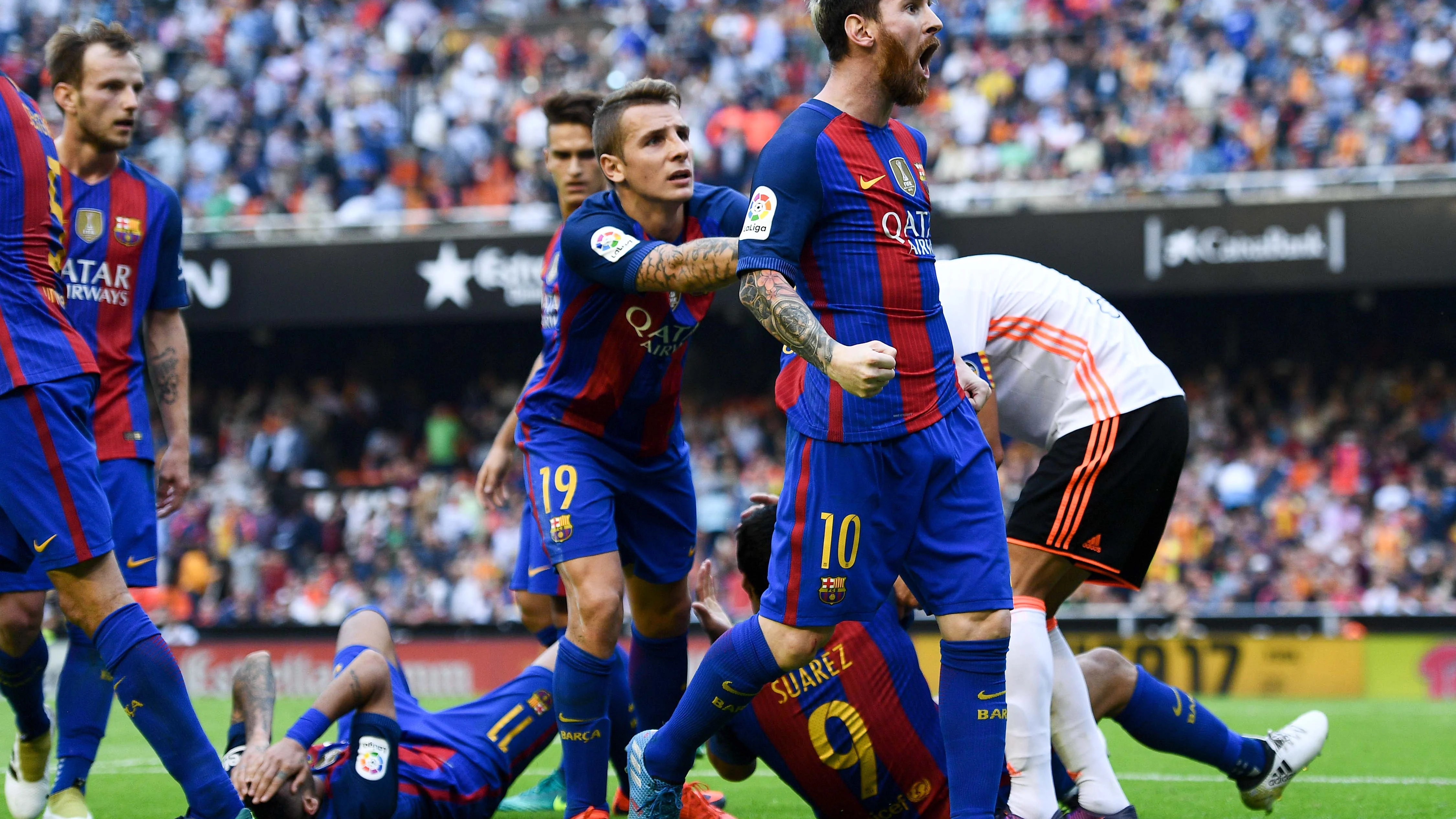 Messi se encara con la grada de Mestalla tras el lanzamiento de una botella de agua