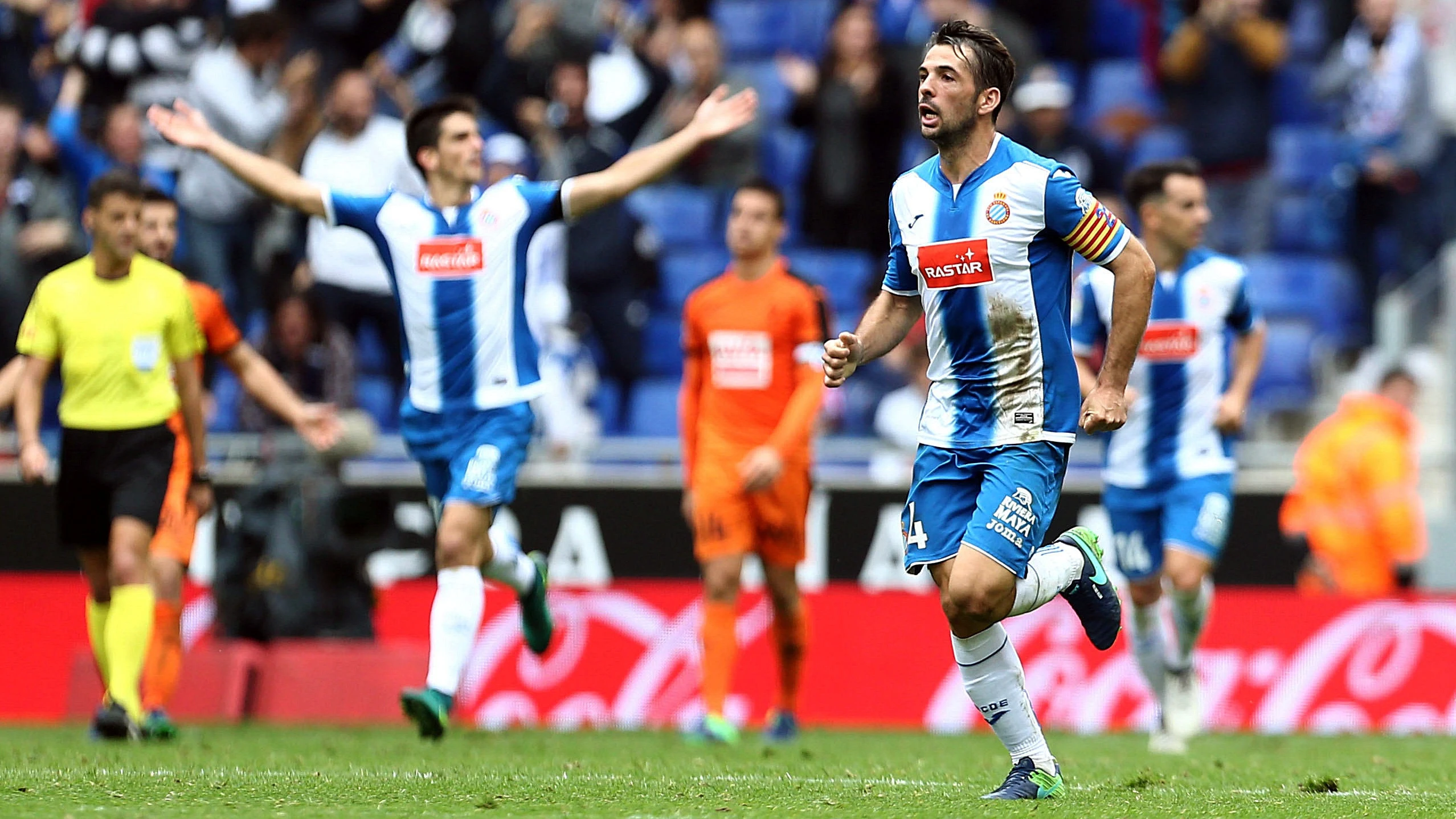 Los jugadores del Espanyol celebran un gol ante el Eibar