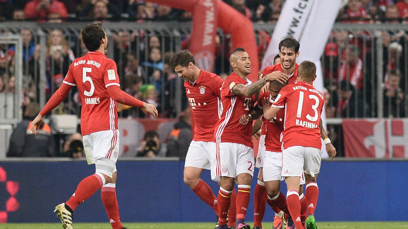 Los jugadores del Bayern, celebrando el 2-0 ante el Borussia Mönchengladbach