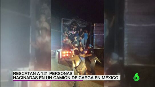 Frame 16.148771 de: Rescatan a 121 personas hacinadas en un cami&oacute;n de carga en M&eacute;xico cuando intentaban entrar en EEUU