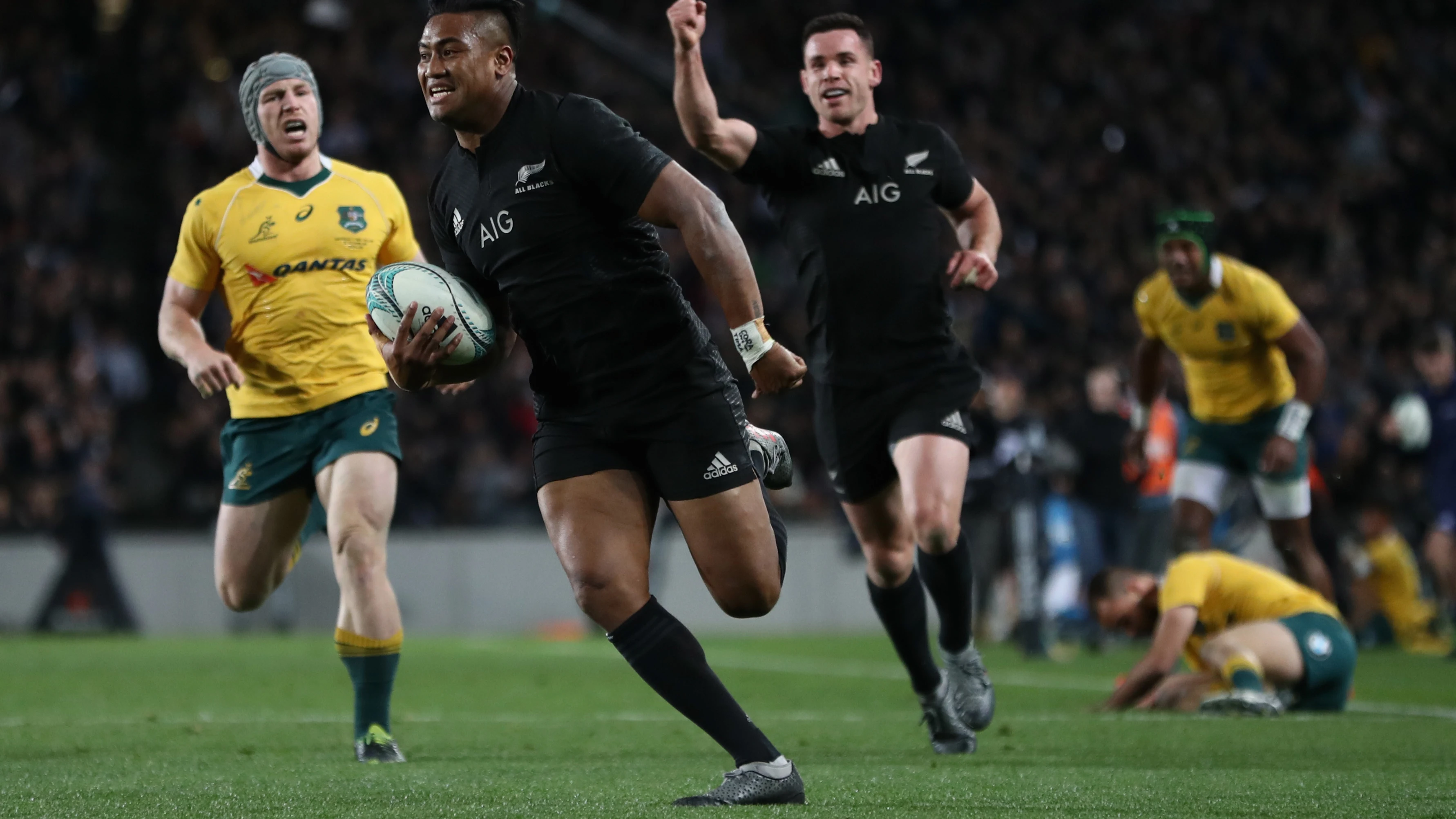 Julian Savea logra un ensayo ante Australia