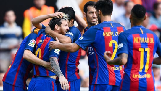 Los jugadores del Barcelona celebran un gol