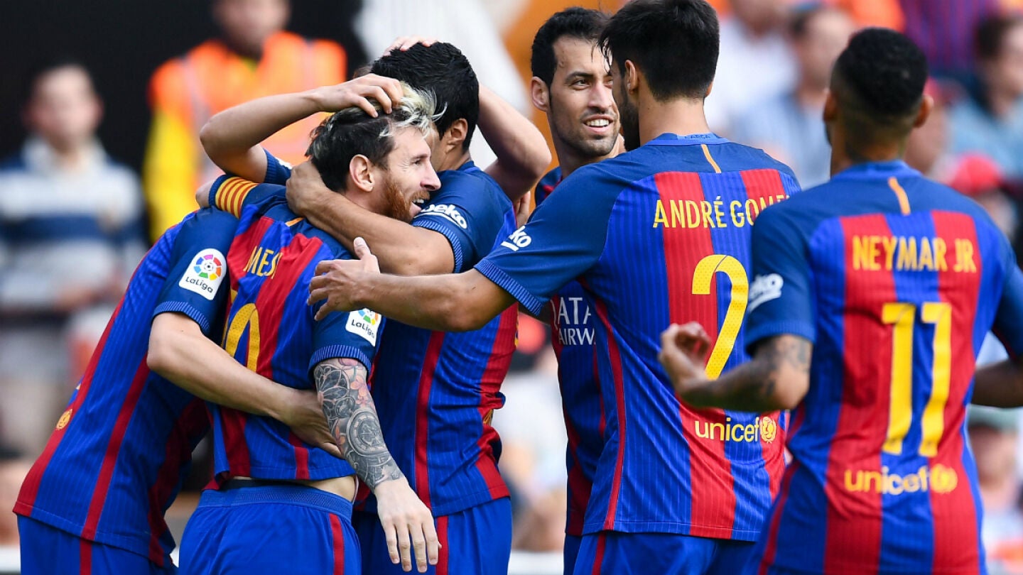 Los jugadores del Barcelona celebran un gol