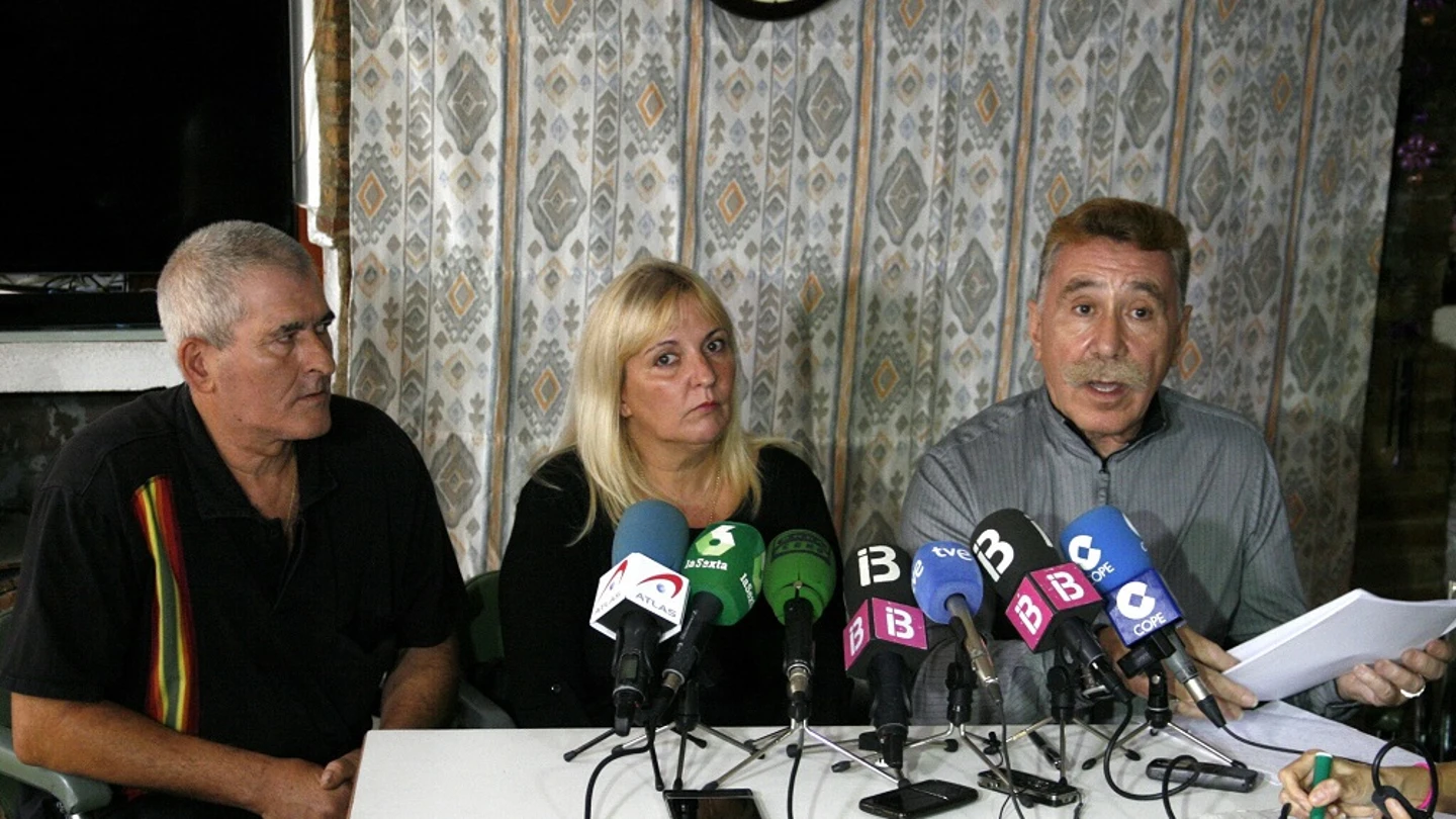 El abogado de la familia de la menor agredida en un colegio de Palma, junto a los padres de la niña El abogado de la familia de la menor agredida en un colegio de Palma, junto a los padres de la niña