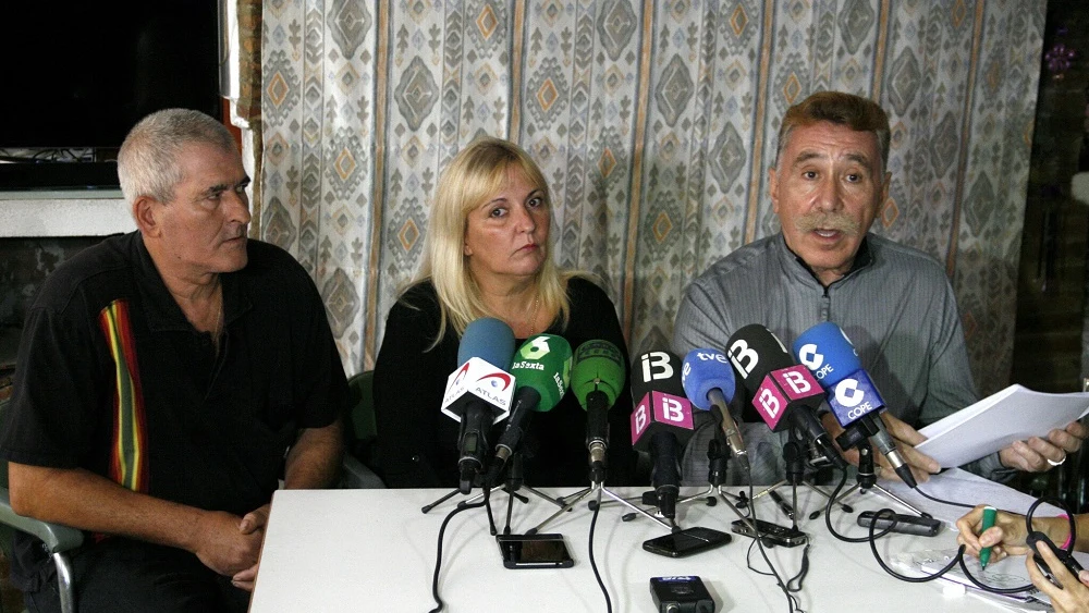 El abogado de la familia de la menor agredida en un colegio de Palma, junto a los padres de la niña