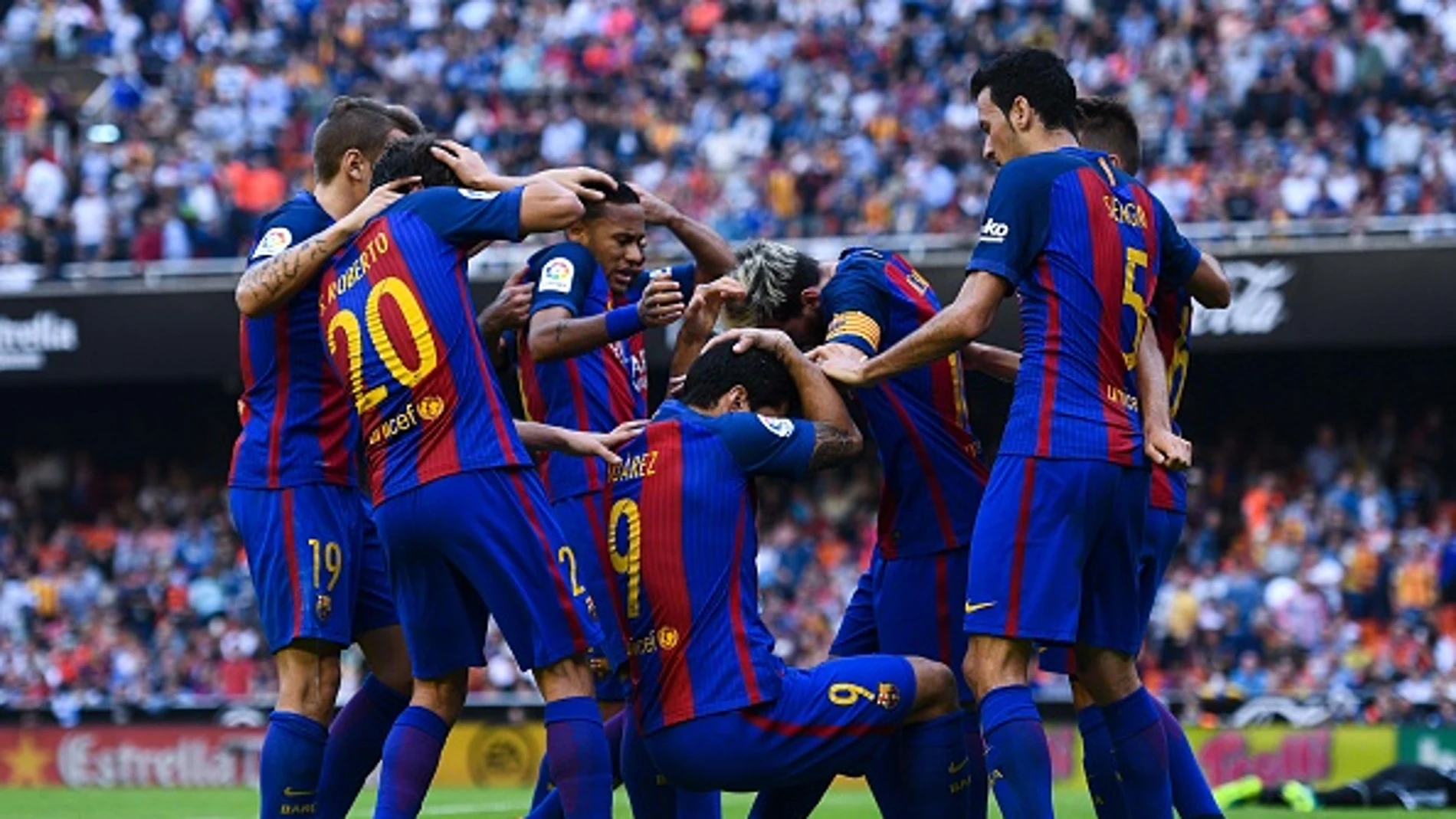 Momento del impacto de una botella de agua contra los jugadores del Barcelona
