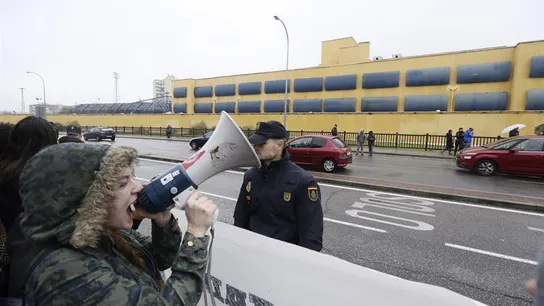 Varios centenares de personas se han manifestado a las puertas del Centro de Internamiento de Extranjeros Varios centenares de personas se han manifestado a las puertas del Centro de Internamiento de Extranjeros