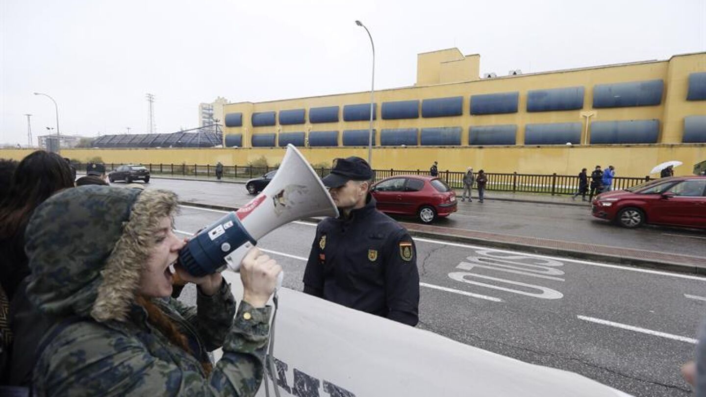 Varios centenares de personas se han manifestado a las puertas del Centro de Internamiento de Extranjeros 