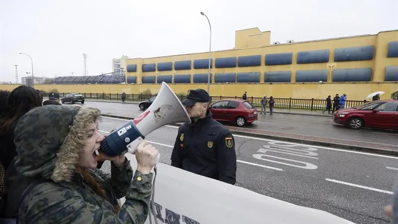 Varios centenares de personas se han manifestado a las puertas del Centro de Internamiento de Extranjeros 