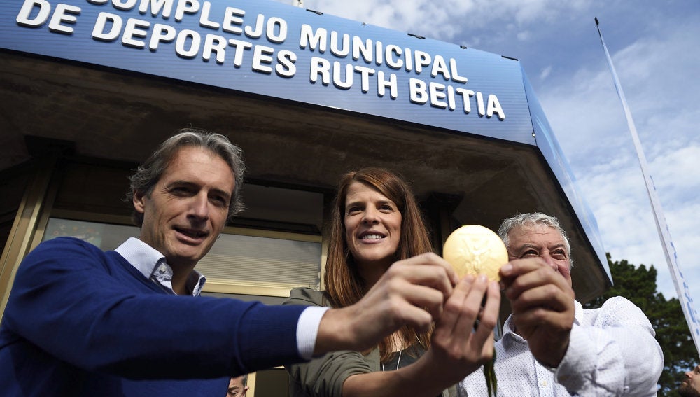 Ruth Beitia posa junto a su entrenador y el alcalde de Santander