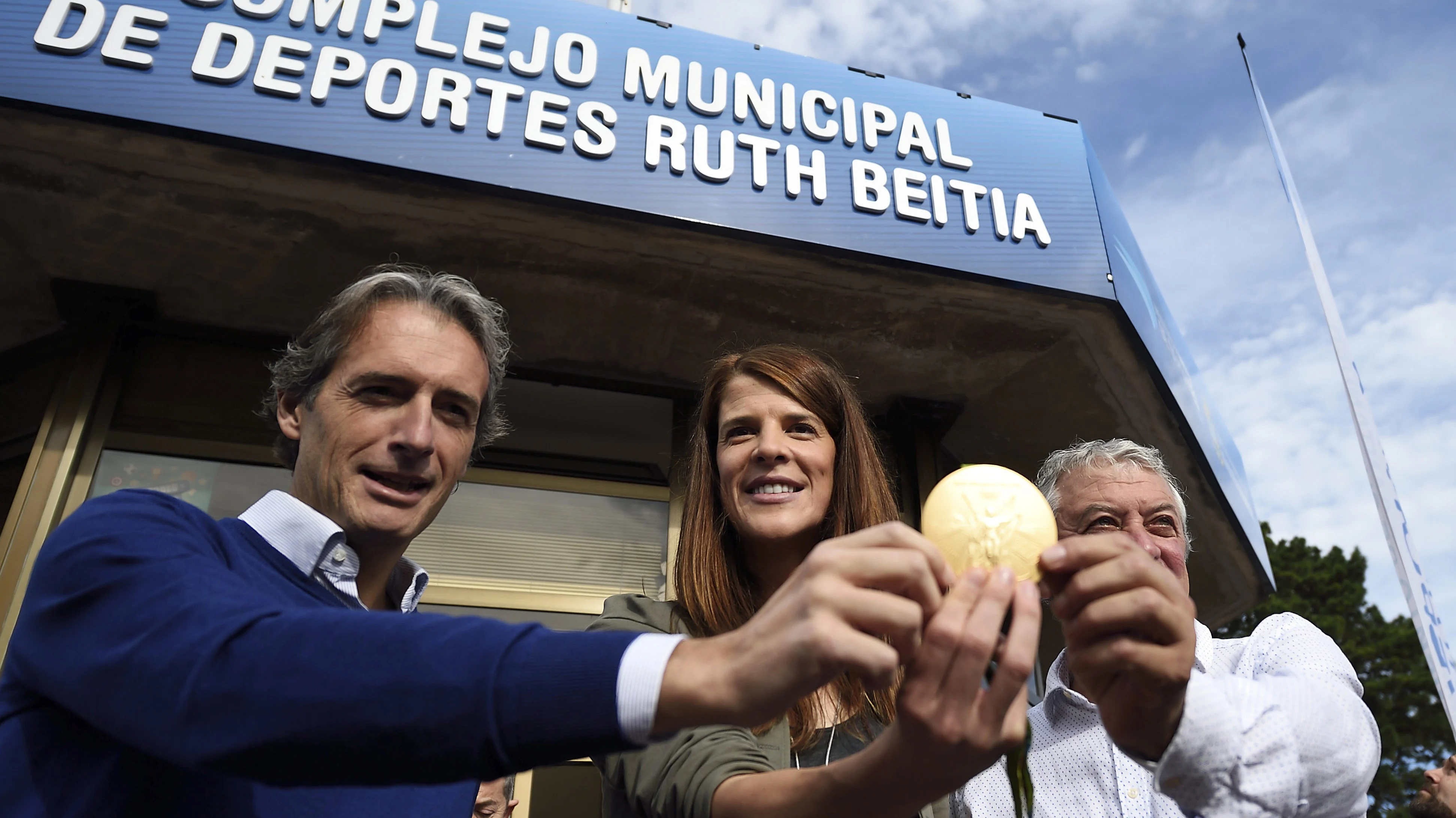 Ruth Beitia posa junto a su entrenador y el alcalde de Santander Ruth Beitia posa junto a su entrenador y el alcalde de Santander