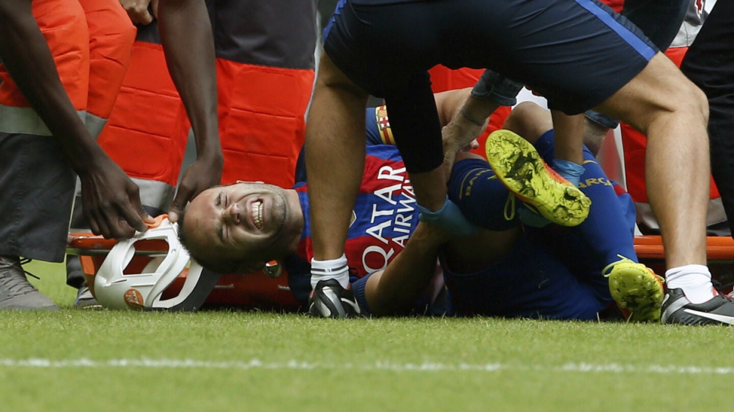 Iniesta se duele de su rodilla derecha
