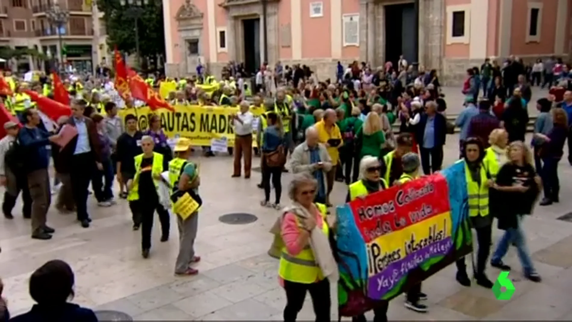 Frame 24.430958 de: Cientos de personas se han manifestado en defensa de las pensiones en Valencia