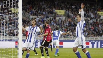 Los jugadores de la Real celebran el gol de Xabi Prieto