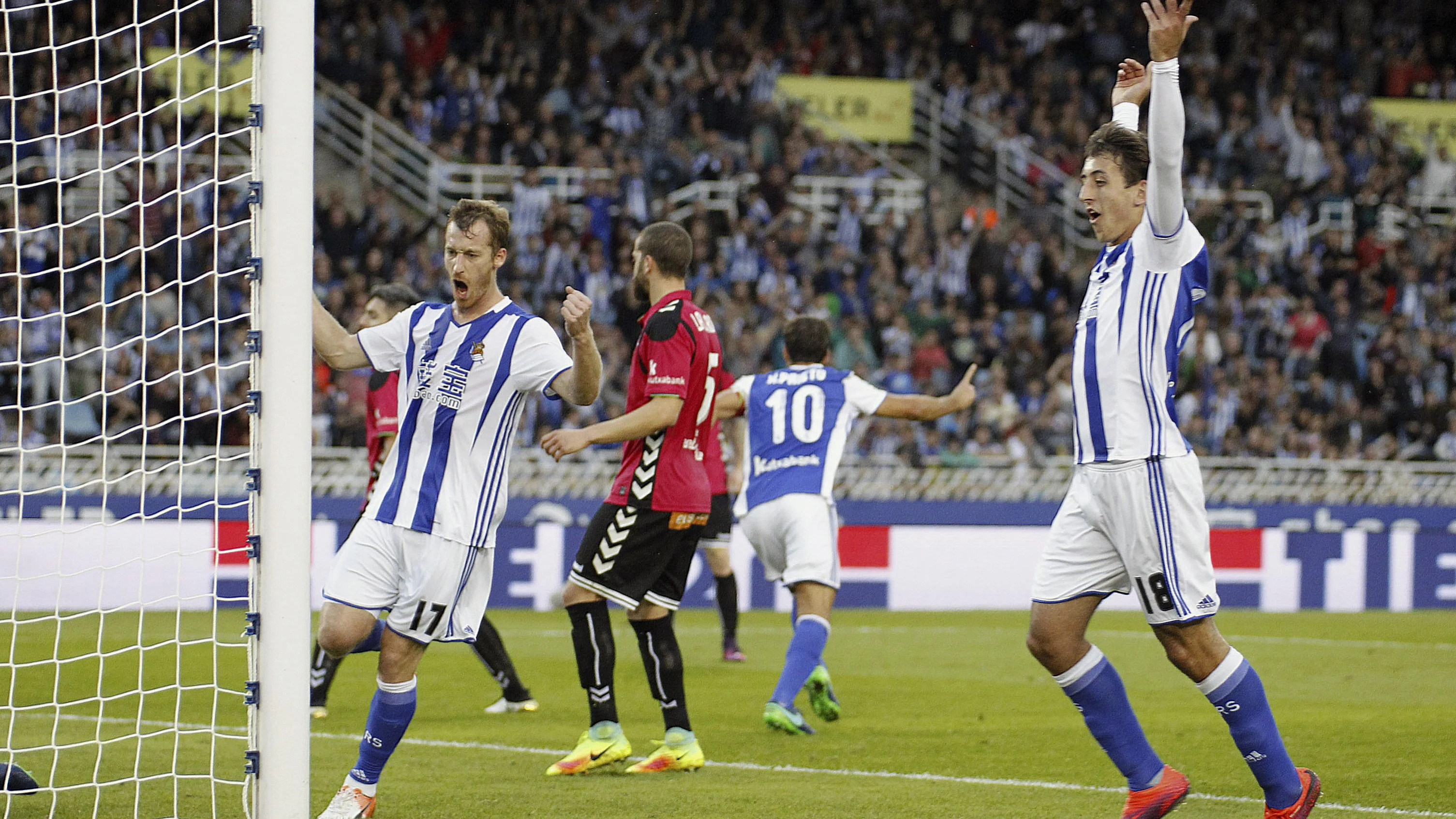 Los jugadores de la Real celebran el gol de Xabi Prieto