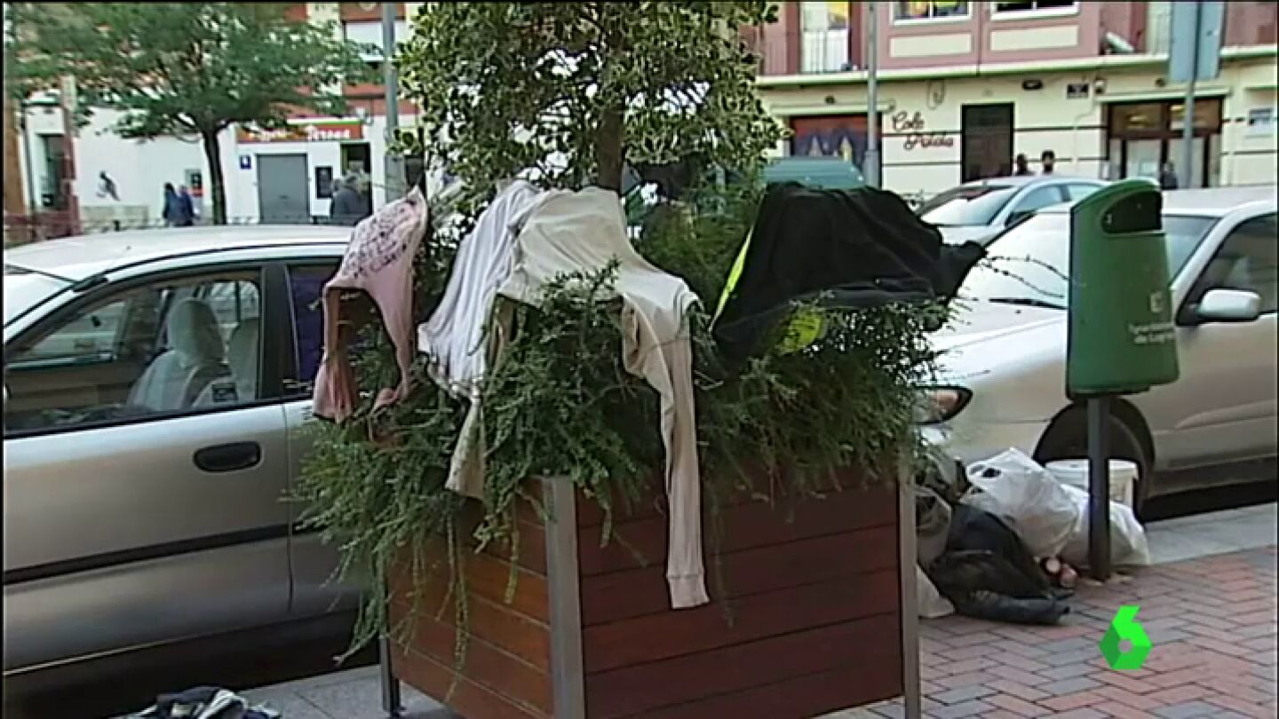 Frame 39.043341 de: La gran cantidad de temporeros que acuden a la vendimia montan campamentos improvisados y desbordan Logro&ntilde;o 