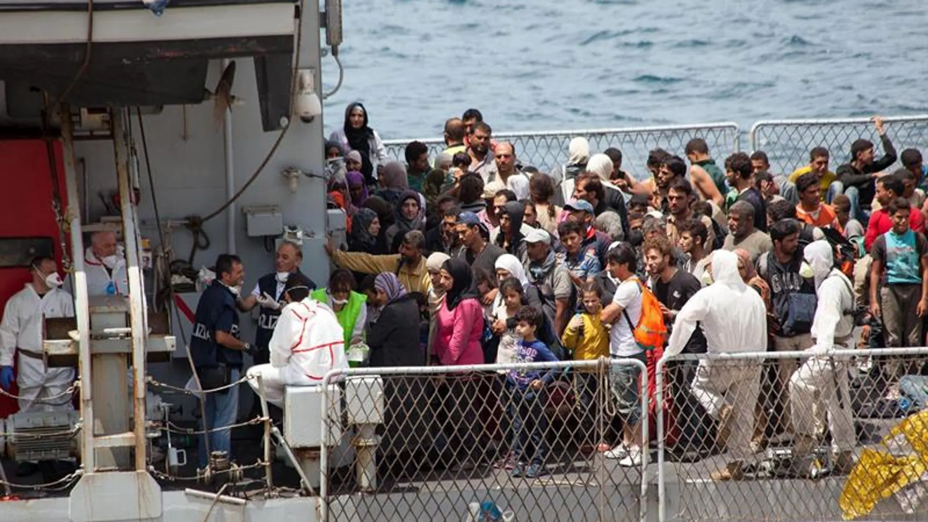Decenas de inmigrantes, fotografiados a su llegada al puerto de Reggio Calabria, en el sur de Italia