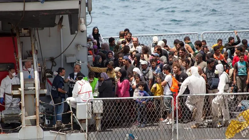 Decenas de inmigrantes, fotografiados a su llegada al puerto de Reggio Calabria, en el sur de Italia Decenas de inmigrantes, fotografiados a su llegada al puerto de Reggio Calabria, en el sur de Italia