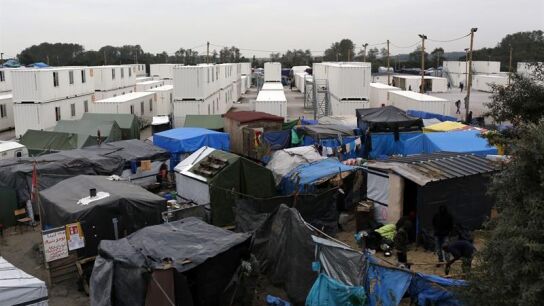 Vista general del campamento de inmigrantes de Calais, Francia