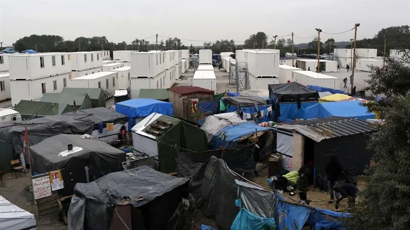 Vista general del campamento de inmigrantes de Calais, Francia