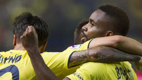 Bakamb&uacute; celebra el 2-1 con sus compa&ntilde;eros