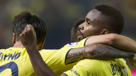 Bakambú celebra el 2-1 con sus compañeros Bakambú celebra el 2-1 con sus compañeros