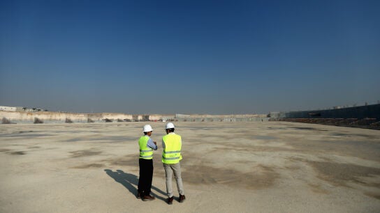 Dos trabajadores en las obras del estadio de Al Wakrah de Catar
