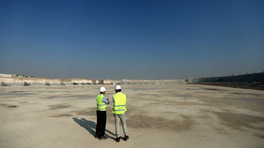 Dos trabajadores en las obras del estadio de Al Wakrah de Catar Dos trabajadores en las obras del estadio de Al Wakrah de Catar