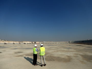 Dos trabajadores en las obras del estadio de Al Wakrah de Catar Dos trabajadores en las obras del estadio de Al Wakrah de Catar