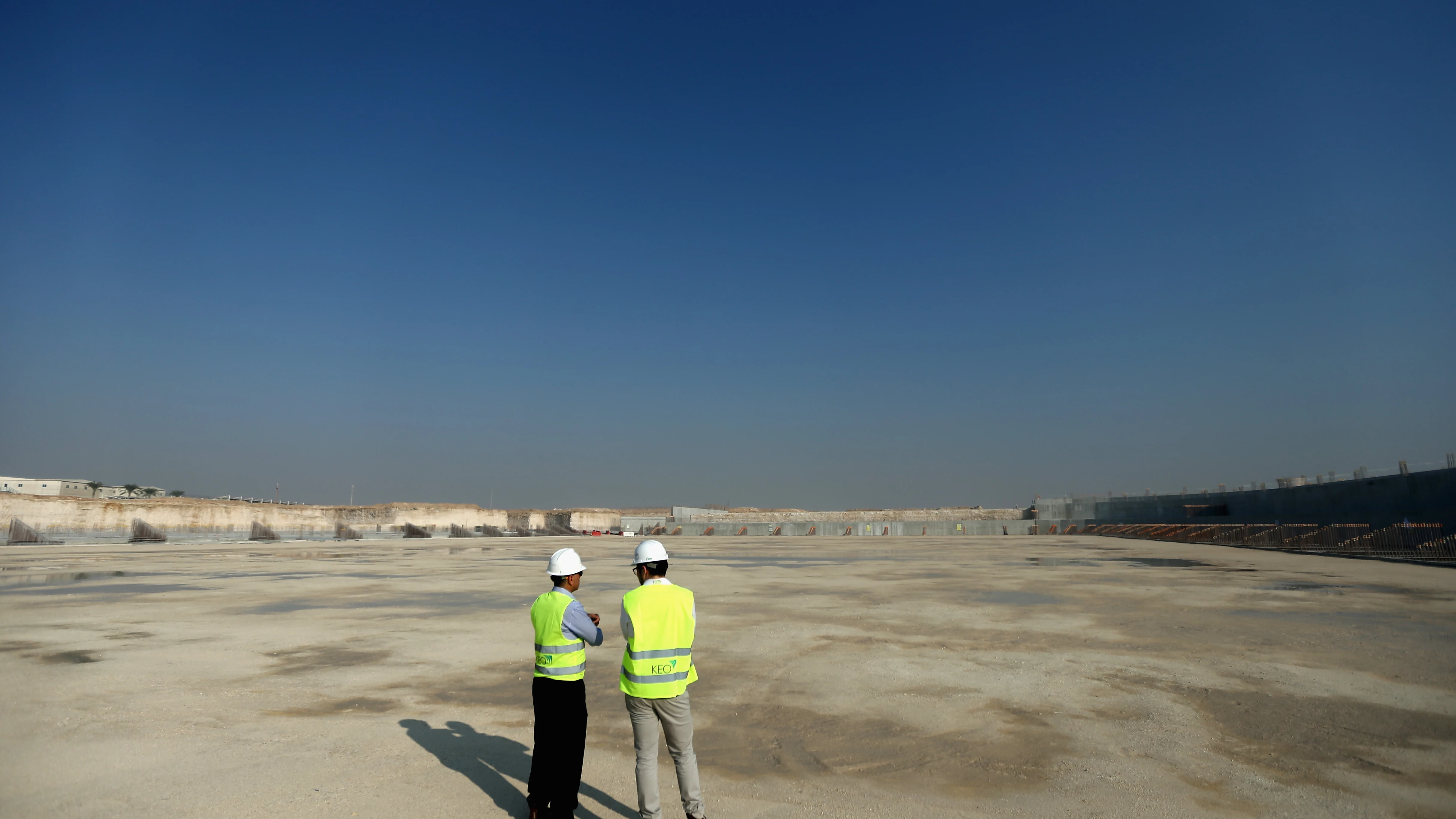 Dos trabajadores en las obras del estadio de Al Wakrah de Catar