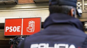Agentes de la policía custodian la sede del PSOE en la calle Ferraz