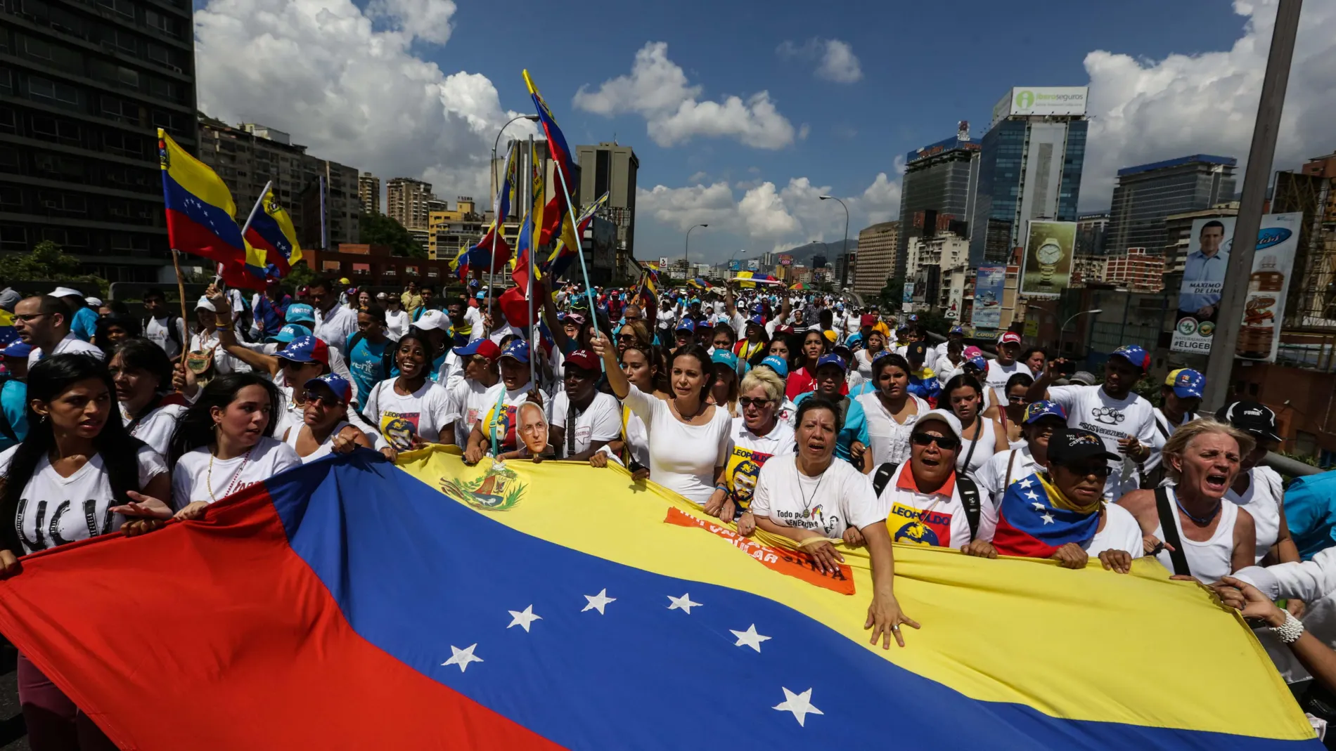 Mujeres opositoras piden al Parlamento iniciar el proceso para destituir a Maduro