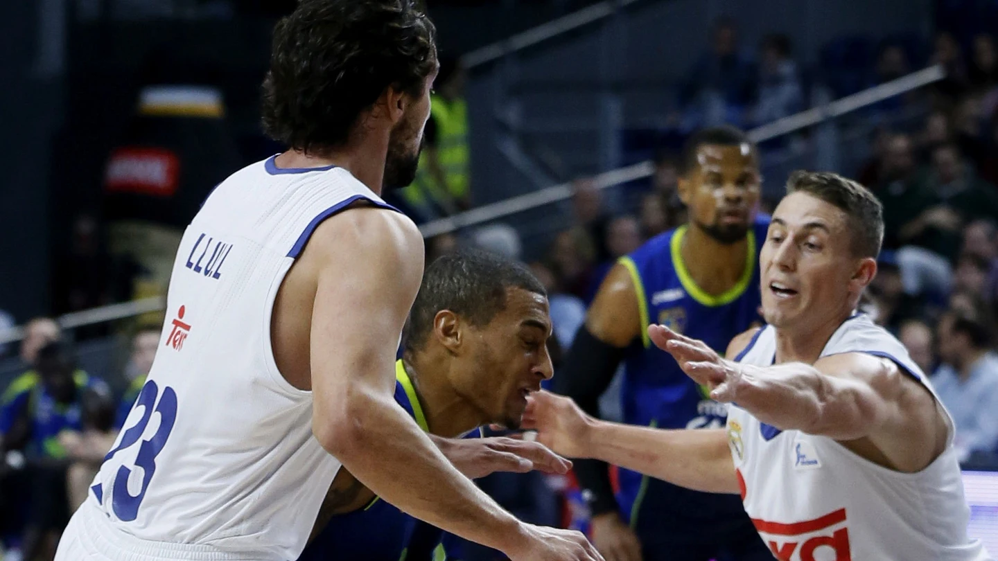 Llull y Carroll, defendiendo a Jackson durante el Estudiantes-Real Madrid Llull y Carroll, defendiendo a Jackson durante el Estudiantes-Real Madrid