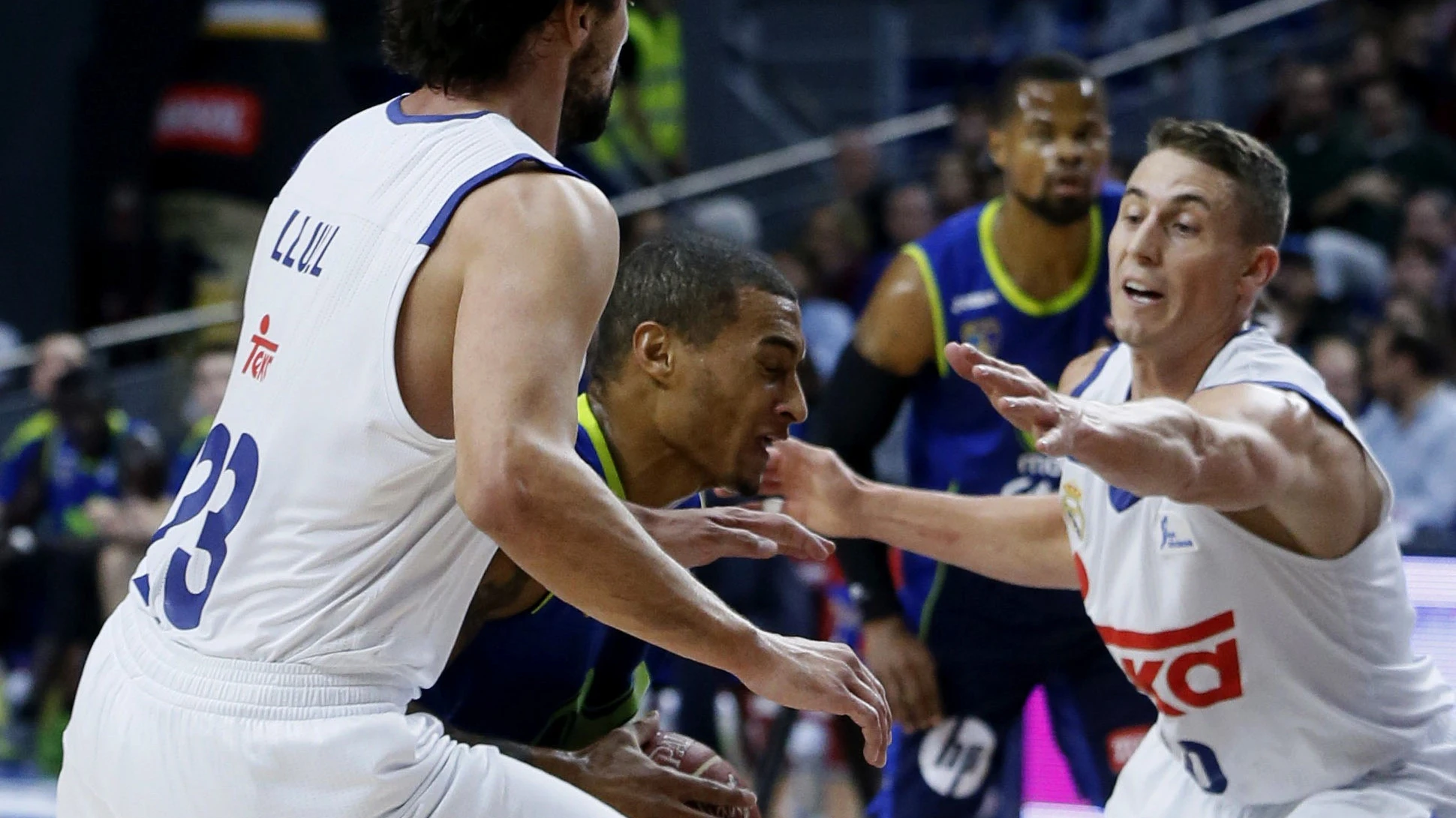 Llull y Carroll, defendiendo a Jackson durante el Estudiantes-Real Madrid